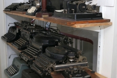 Historische Schreibmaschinen u. Telefone